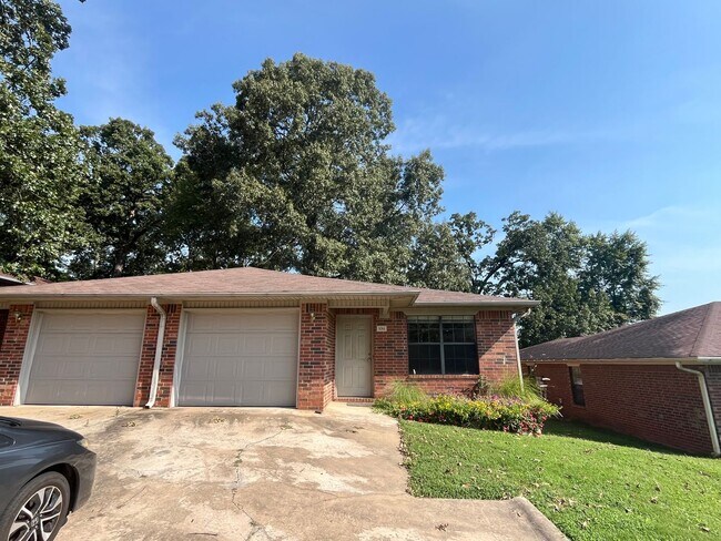 Primary Photo - 308 W 16th Ct