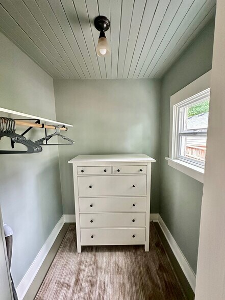 Building Photo - 729 NE Shaver St