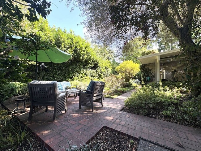 Building Photo - Eichler-Style Gem in Desirable Triple El N...