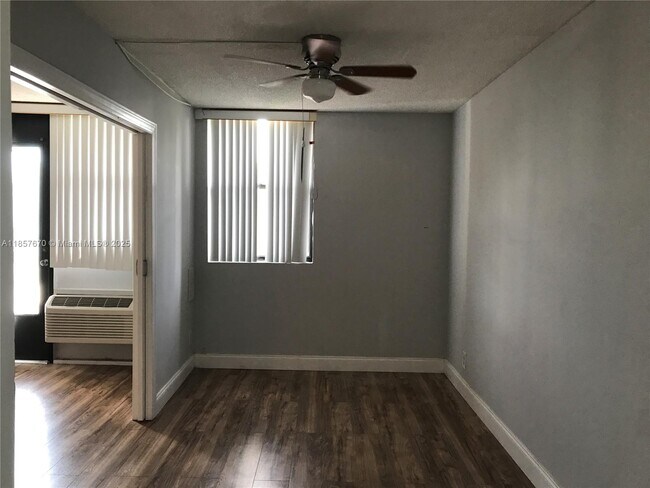 Building Photo - 2771 Riverside Dr