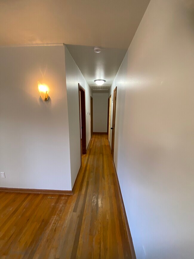 Building Photo - 4000 SE Mercier St