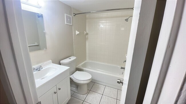 Building Photo - 1BD/1BA Apartment off Curry Ford in Henley...