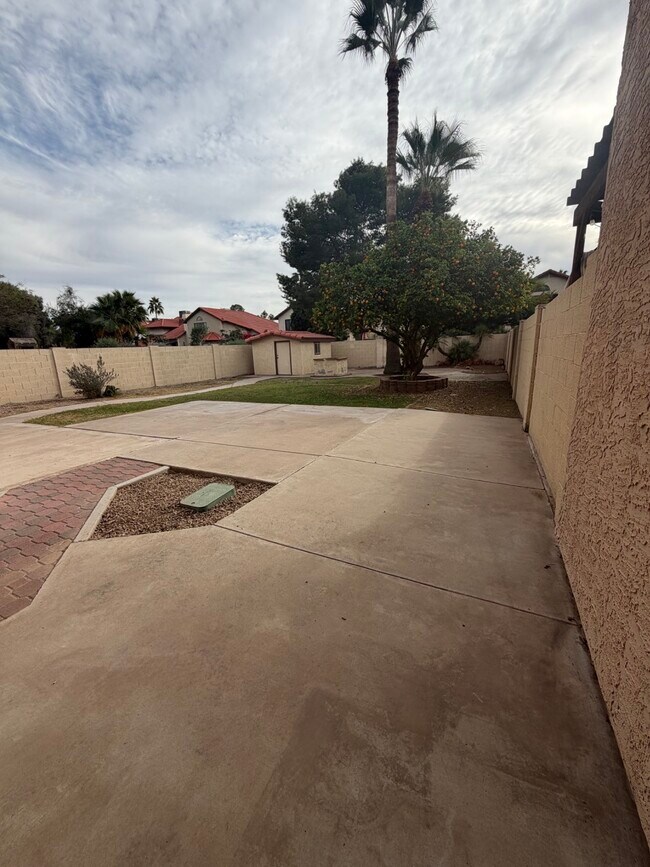 Building Photo - 949 E Gila Ln