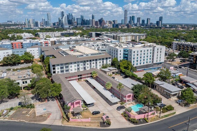 Building Photo - 1422 Collier St