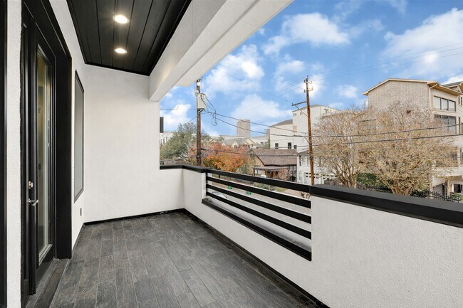 Building Photo - 707 W Clay St