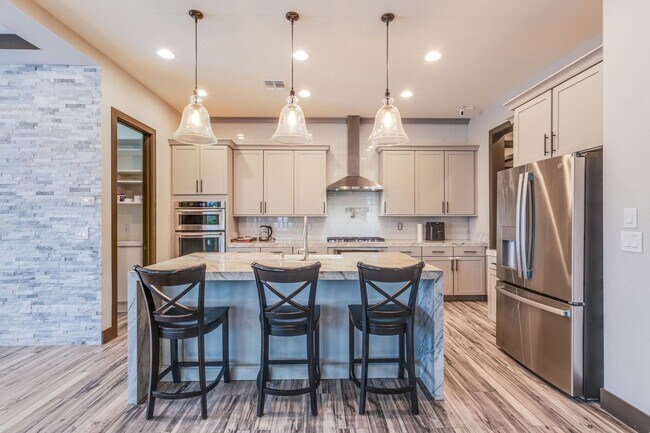 Building Photo - Stunning 5Bed/4.5 Bath home located in a prestigious guard gated community of Reverence in Summerlin