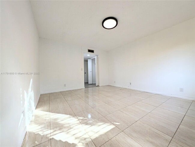 Building Photo - 310 Lakeview Dr