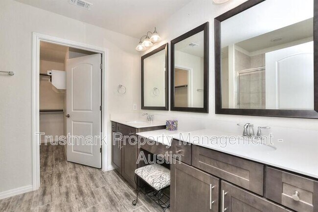 Building Photo - 220 Comal Ln