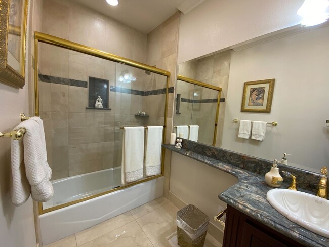 Building Photo - Gorgeous, Luxury and Furnished 3 bed 3 bat...