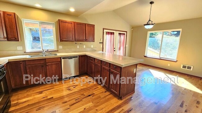 Building Photo - 1330 Corbet Dr