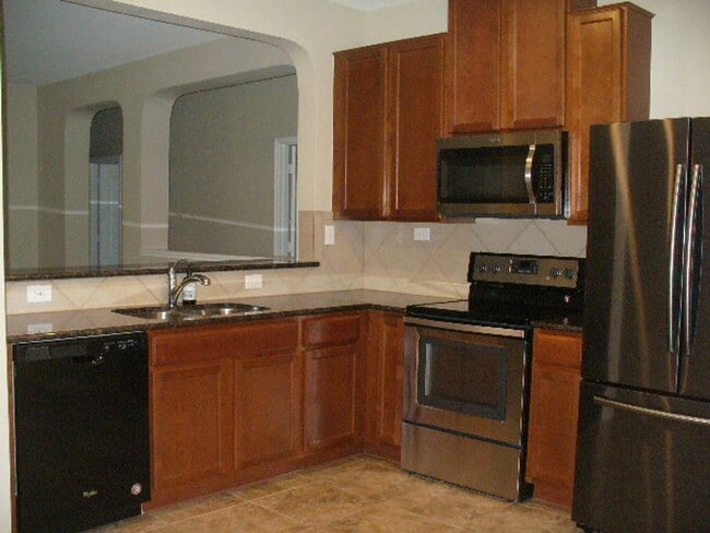 Building Photo - 4 Bedroom home ready for move-in