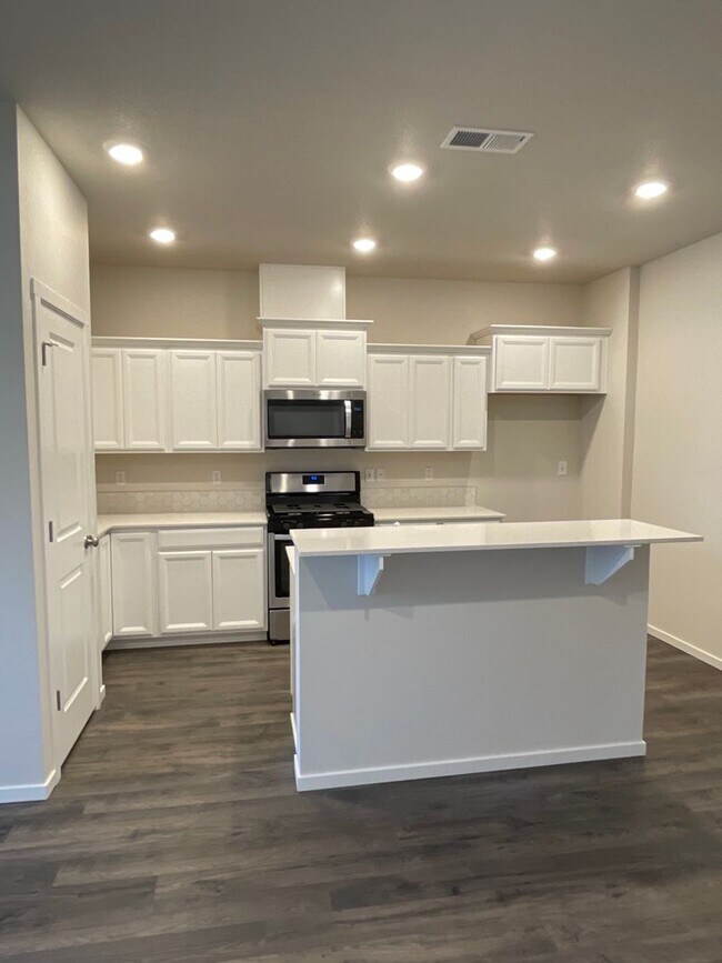 Building Photo - Town Home in NW Redmond's Canyon Ridge - PENDING APPLICATION