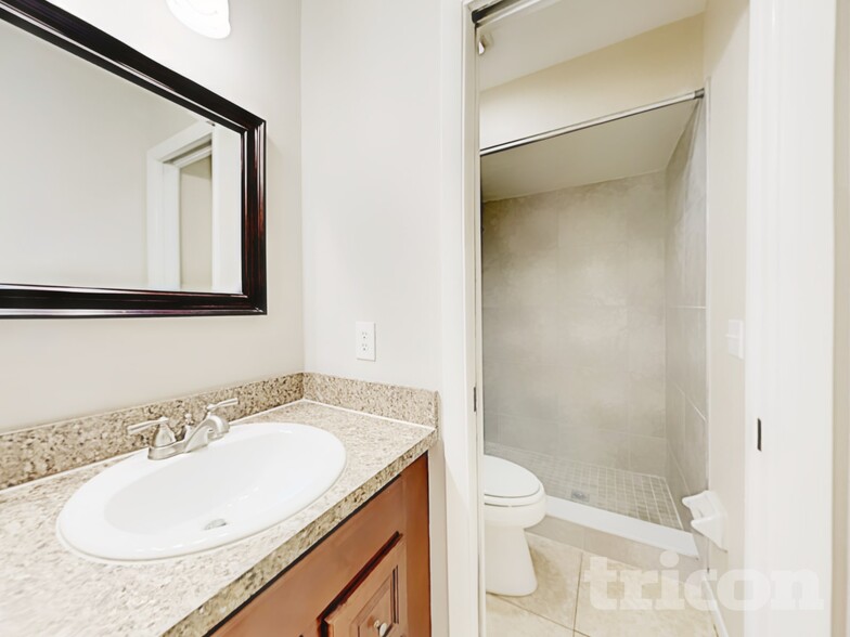 Building Photo - 802 Gullberry Ln