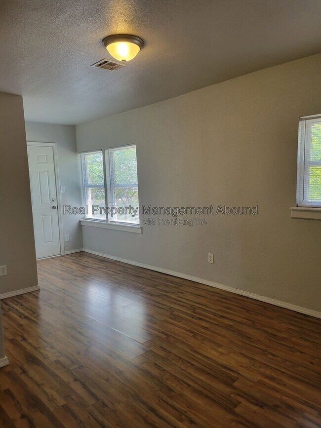 Building Photo - 727 S Olympia Ave