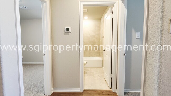 Building Photo - 417 Stagg St