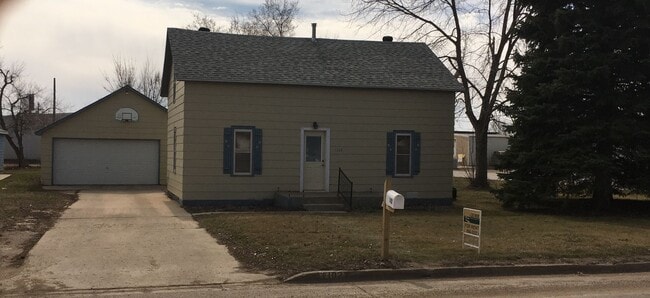 Building Photo - 3 Bed 1 Bath with Double Stall Garage