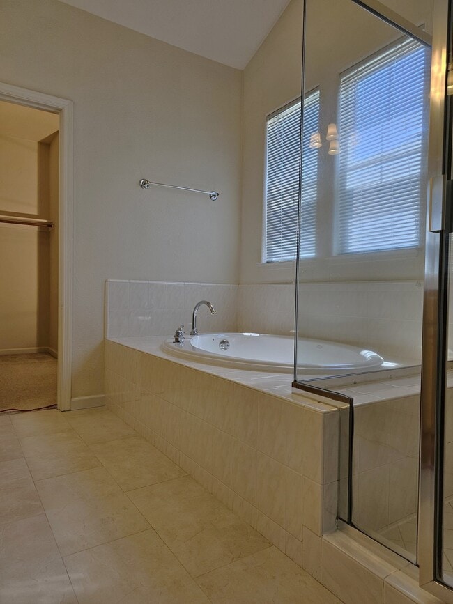 Building Photo - 397 Raven Way