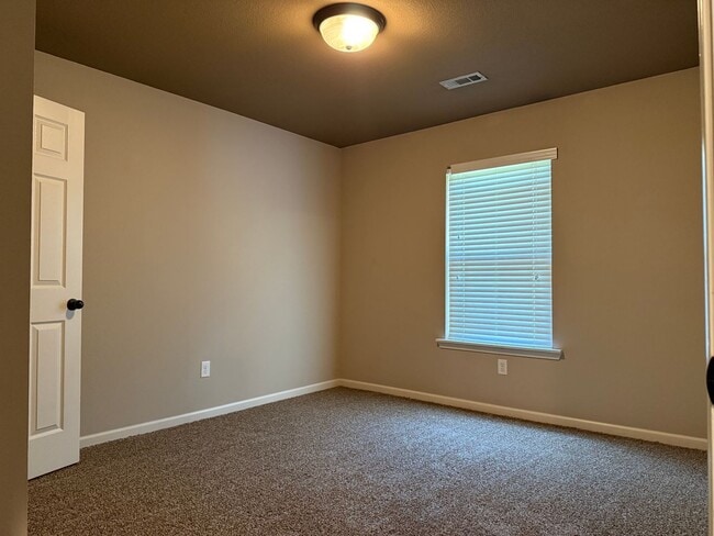 Building Photo - 15229 Skyline Dr