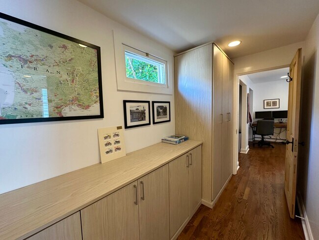 Building Photo - Charming Updated Three Bedroom Home Downtown