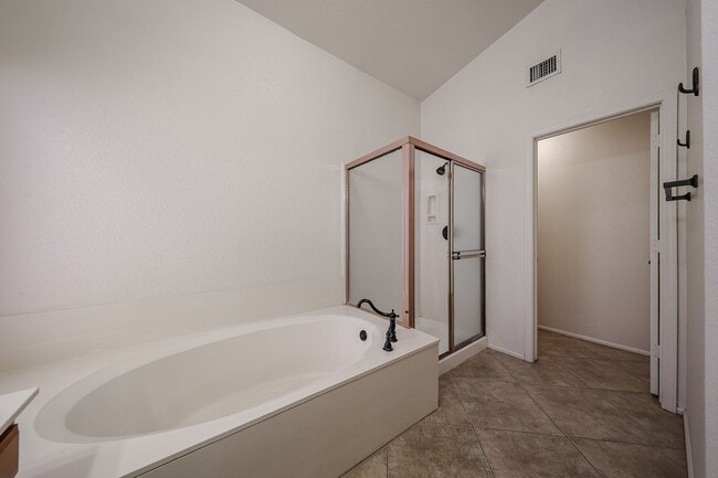 Building Photo - Welcome to this stunning 4-bedroom, 2-bath...