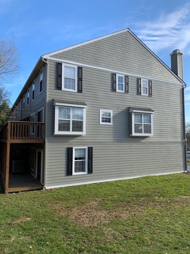 Building Photo - MUST SEE! End Unit, Electric Fireplace, Gr...