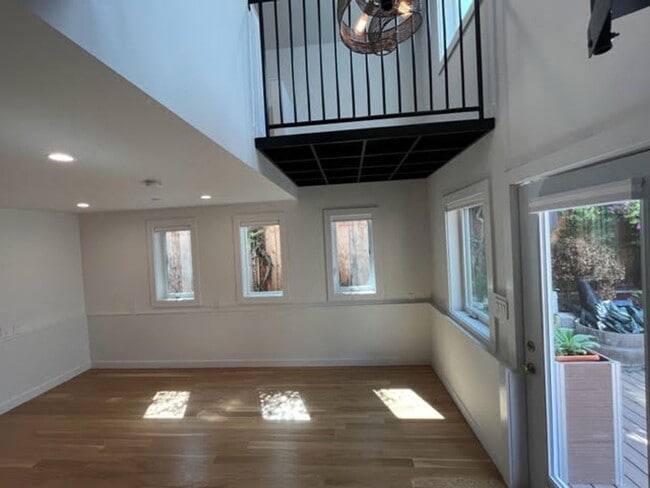 Building Photo - Recently Constructed, Fully Detached, Garden Unit, Utilities Included**