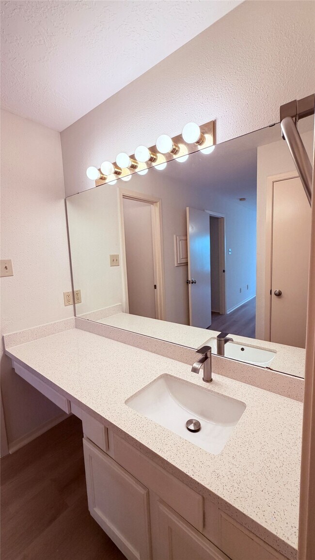 Building Photo - 10555 Turtlewood Ct