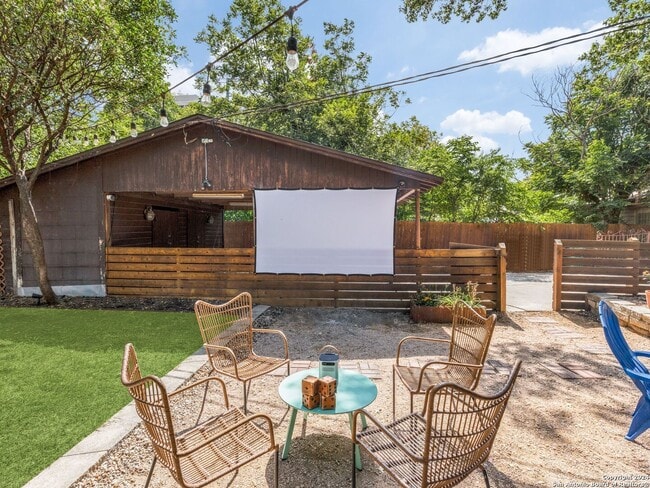 Building Photo - Charming 2-Bedroom Duplex in Mahncke Park