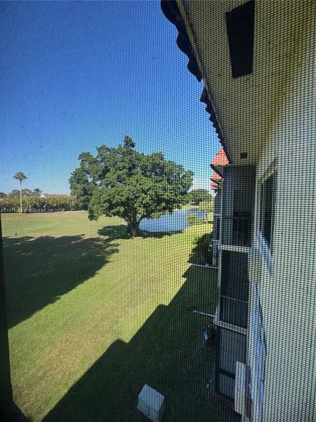 Building Photo - 9811 N Hollybrook Lake Dr