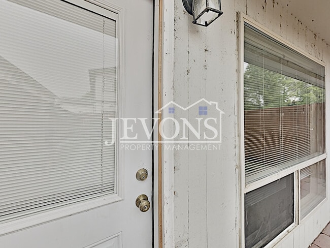 Building Photo - 1516 N Brook Ct