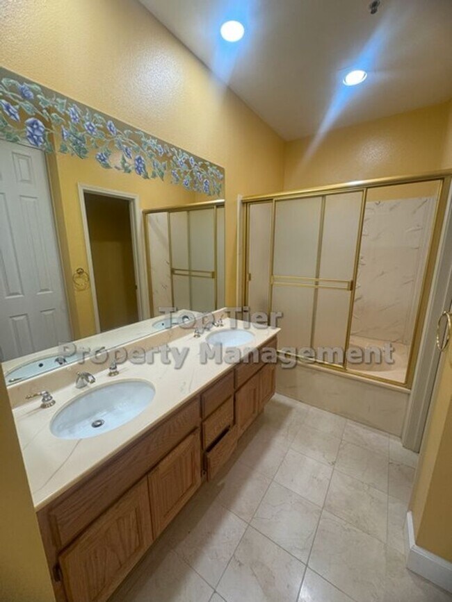 Building Photo - Upgraded Top-Floor 2 bed/ 2 bath with Pool...