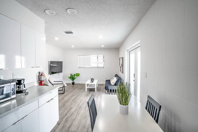 Building Photo - 470 SW 7th St