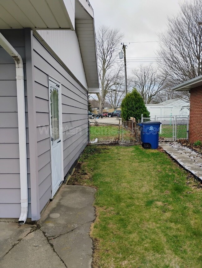 Building Photo - 22 N 17th Ave