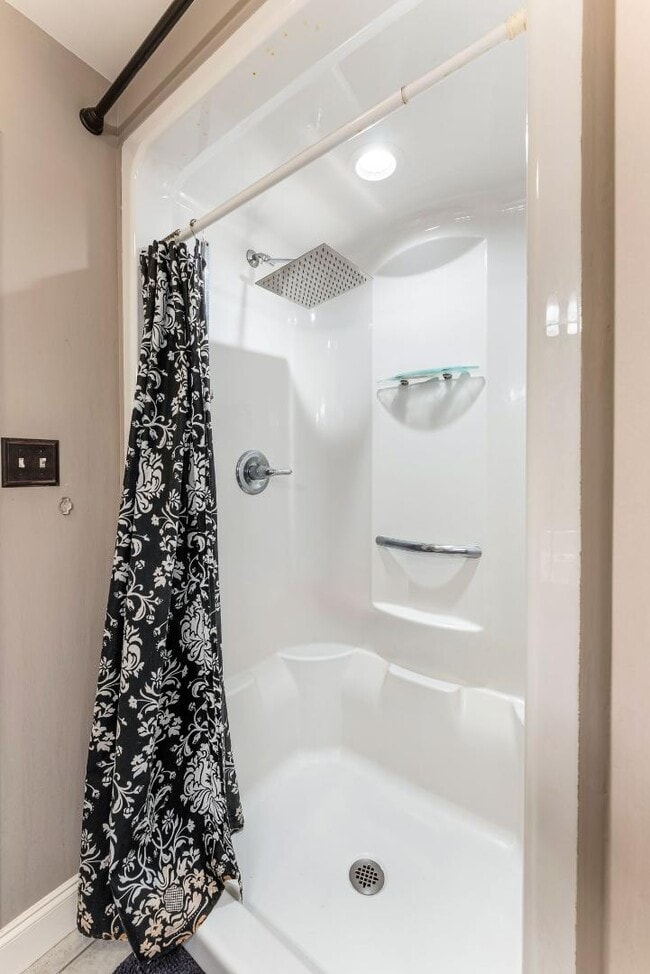 Building Photo - 523 N Bertrand St