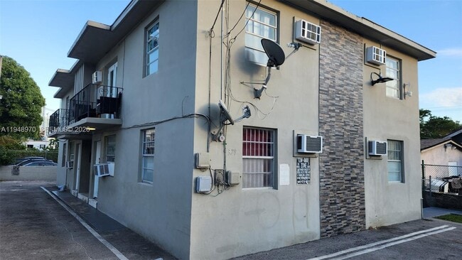 Building Photo - 329 SW 6th Ave