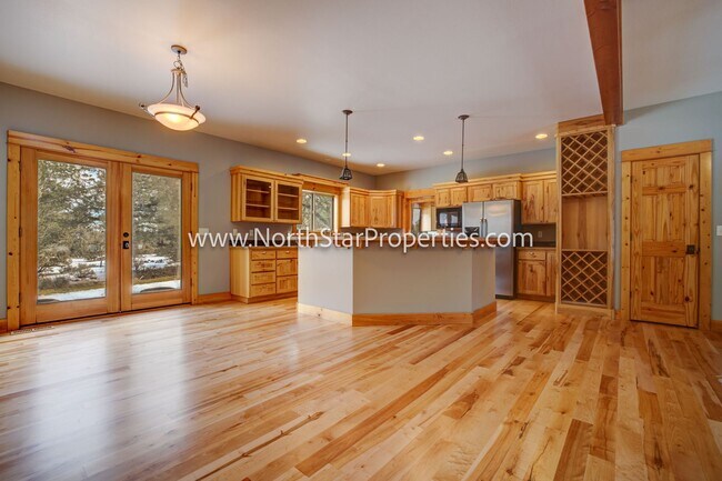 Building Photo - Beautiful Home On 10 Acres. Horse property