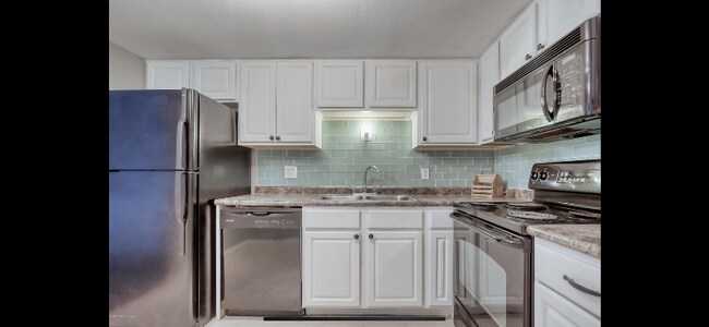 Building Photo - 8849 Old Kings Rd S