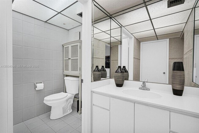 Building Photo - 10825 SW 112th Ave