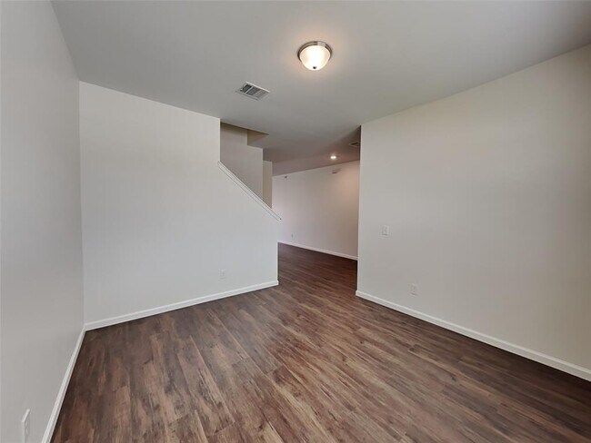 Building Photo - 5023 Highland Crest Dr