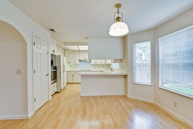 Building Photo - Lovely and spacious 3BR 2.5BA townhouse in...