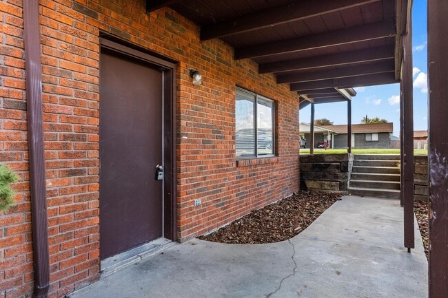 Building Photo - Large Luxury home complete with Washer and Dryer! Large Patio area.