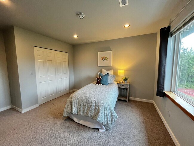 Building Photo - Seabeck Heights Home with Pickle Ball Court!