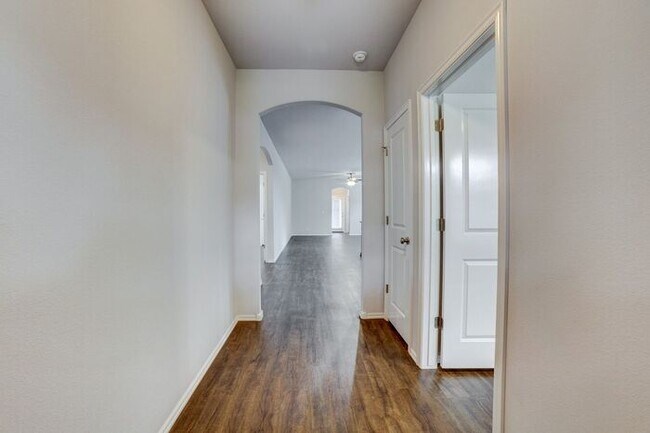 Building Photo - Unique 4/2/2 Near Downtown Tulsa!