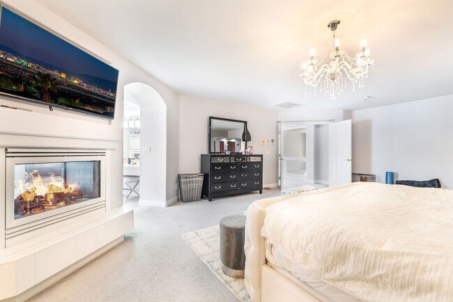 Building Photo - Luxury Living in Guard-Gated Royal Highlands!