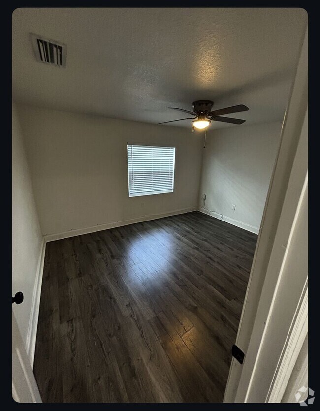 Building Photo - 2 Bedroom, 1 Bathroom Home!