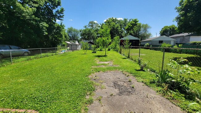 Building Photo - Two Bedroom Home with Fenced In Backyard