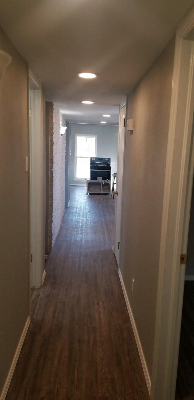 Building Photo - 3000 Wedgewood Dr