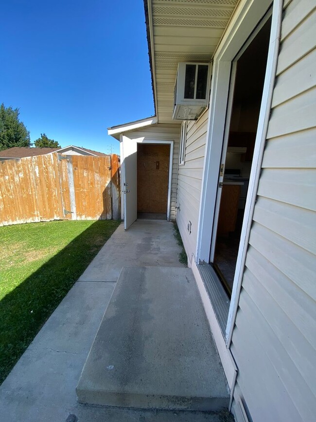 Building Photo - 1001 E 19th Ave