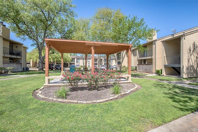 Building Photo - 3300 Pebblebrook Dr