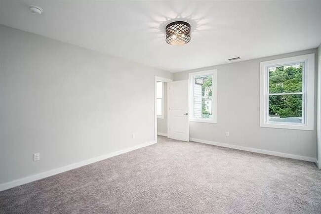 Building Photo - 1124 Voskamp St